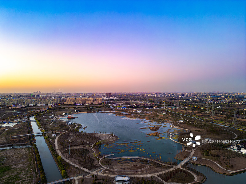 晚霞下的上海张江高科技园区公园湖泊风光航拍图片素材