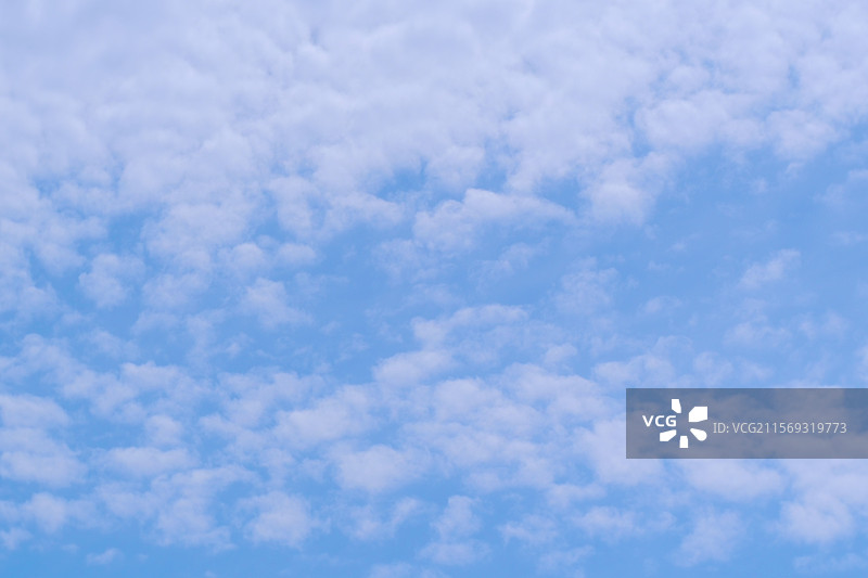 蓝天白云云景。蓝色天空背景图。自然风光风景。空景图片素材