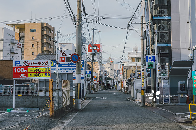 日本街景，错落中的秩序图片素材