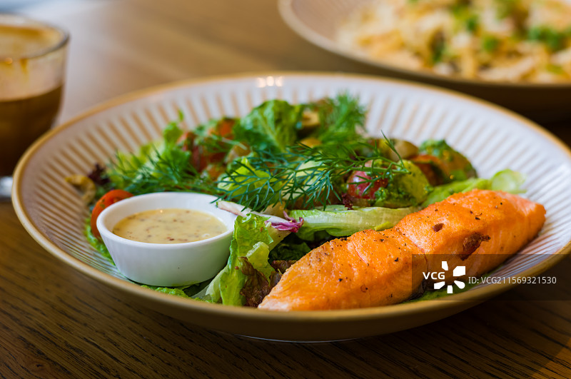 三文鱼色拉健康早午餐漂亮饭图片素材