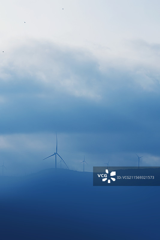 云南省红河州泸西县东山风力发电机图片素材
