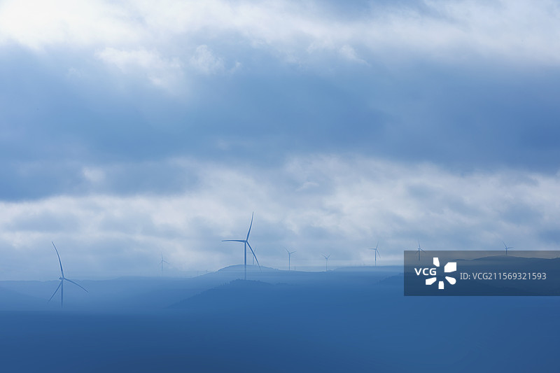 云南省红河州泸西县东山风力发电机图片素材