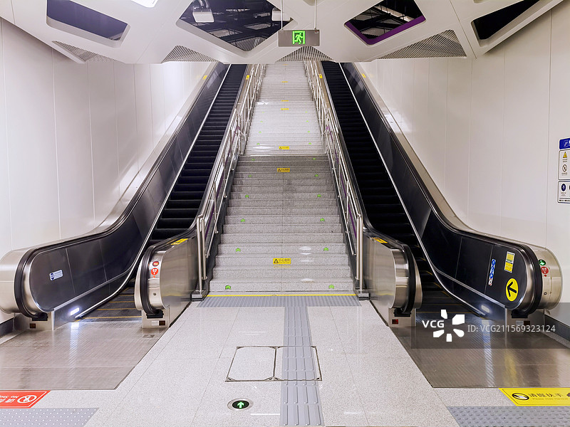 地铁、出口、楼梯、扶梯、电梯、通道、站台、人流图片素材