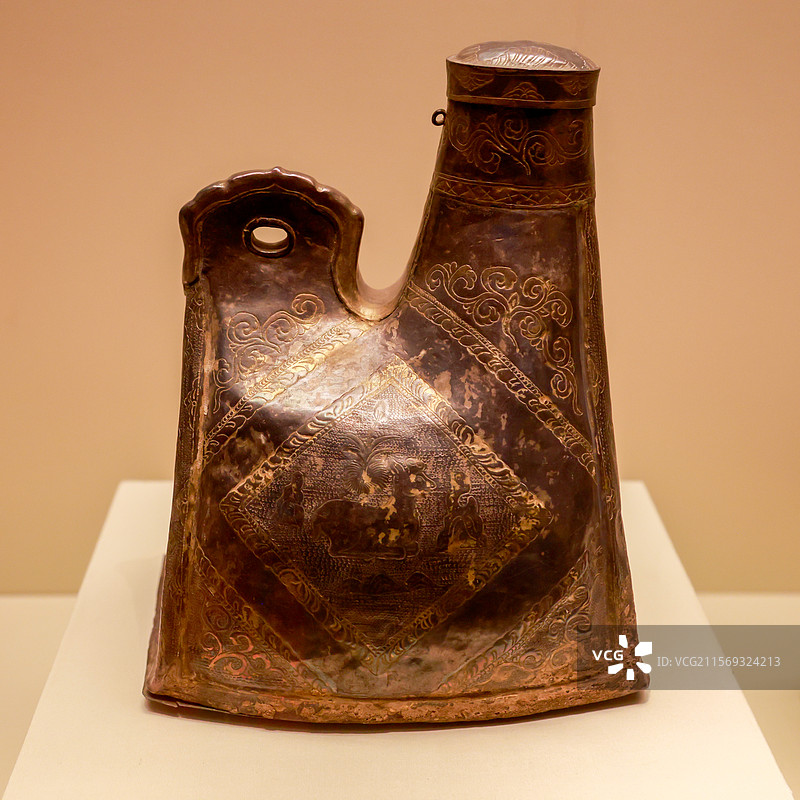 鎏金鹿纹银鸡冠壶图片素材