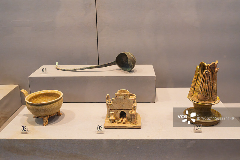 古代陶器和金属器具展示图片素材
