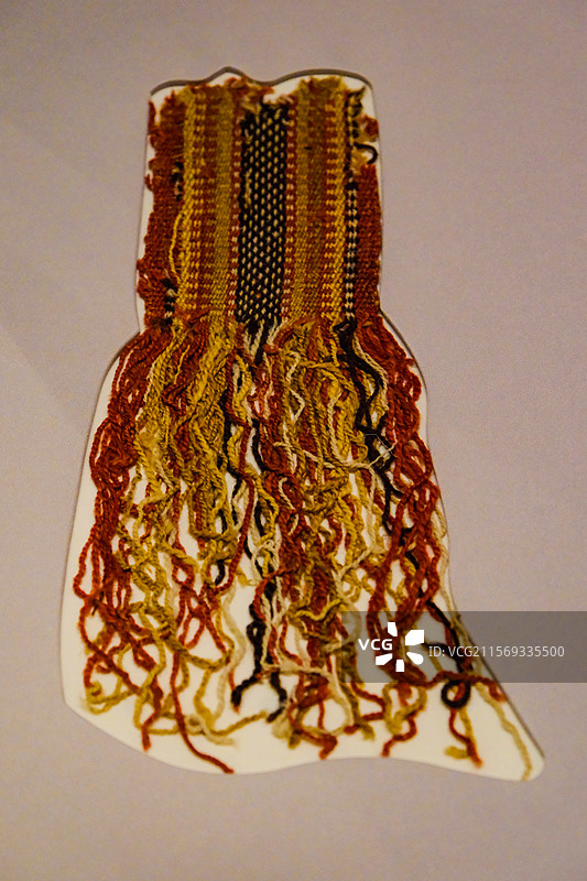 中国新疆博物馆馆藏文物精品，新疆出土的秦汉时期文物，新疆出土的织锦，新疆民丰县尼雅遗址出土文武图片素材