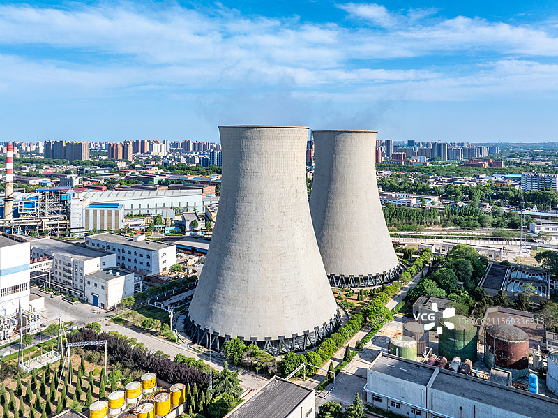 航拍鸟瞰蓝天下的安阳火力发电厂冷却塔图片素材