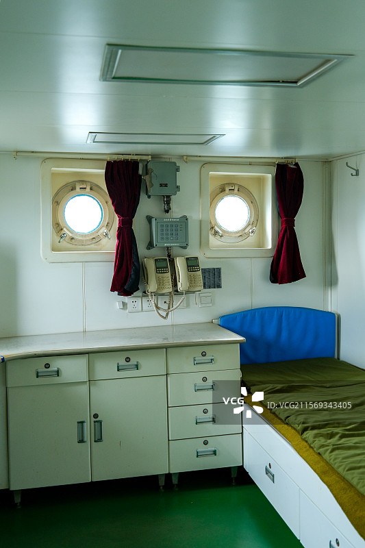 山东威海刘公岛码头-退役110导弹驱逐舰-舰长休息室图片素材