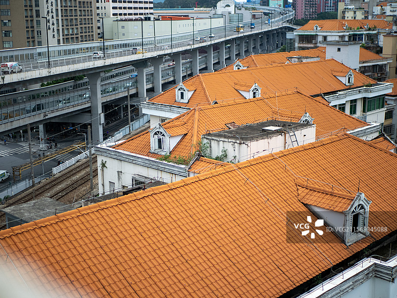 正午阴天的广州环市中路橙色屋顶建筑图片素材