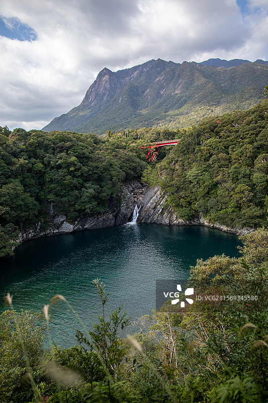 亚洲日本鹿儿岛县屋久岛的瀑布与铁桥图片素材