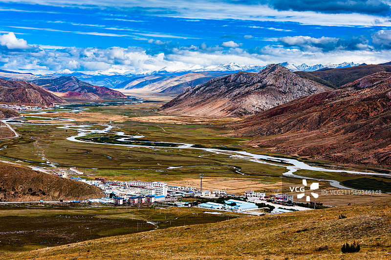 中国西藏昌都八宿县邦达草原上的小镇高视角全景图图片素材