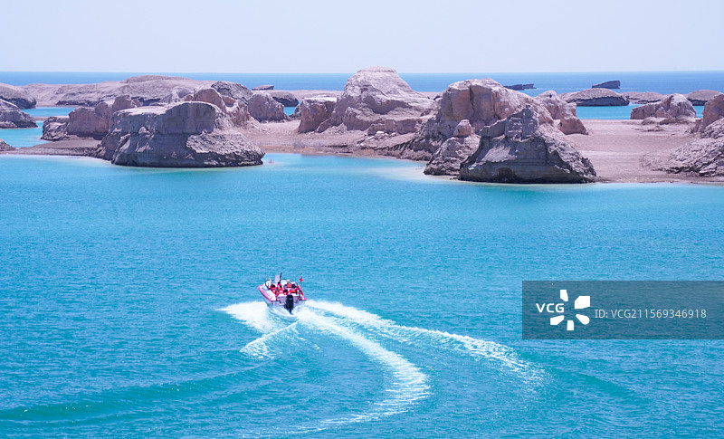 美丽湖面上坐游艇图片素材