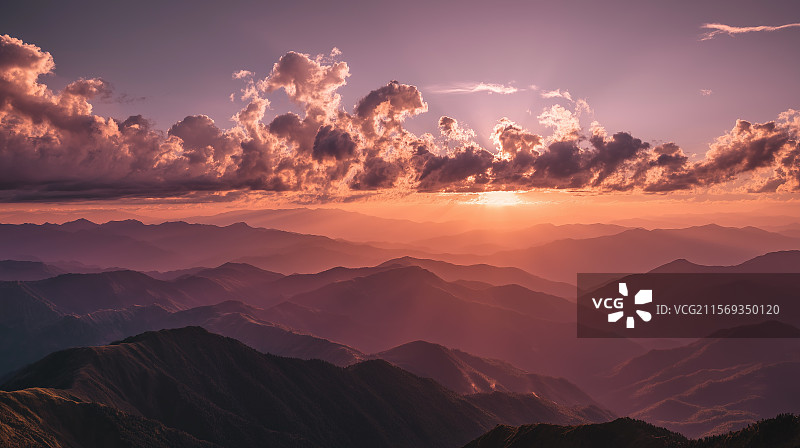 金色的夕阳洒在宁静的风景上，温暖的阳光穿过云层，橙色和紫色的色调和谐地融为一体图片素材