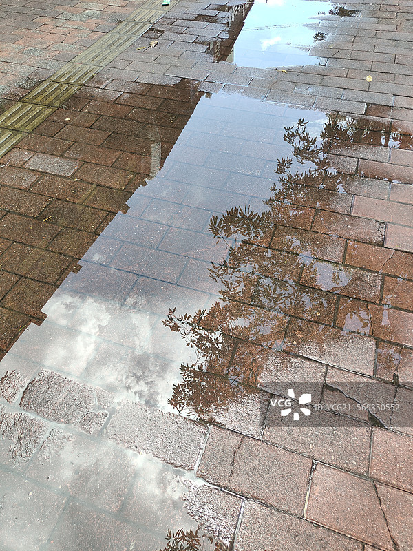 雨后地面上的水洼积水反射天空图片素材