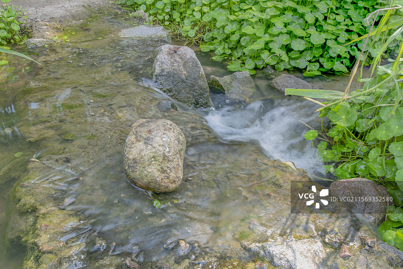 河流流经岩石的高角度视图图片素材