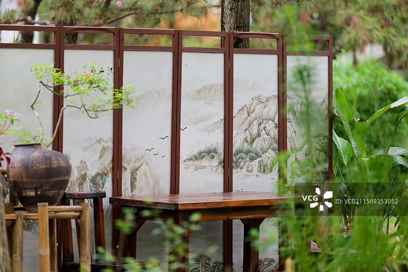 福建厦门园博苑古典园林中的屏风与绿植图片素材