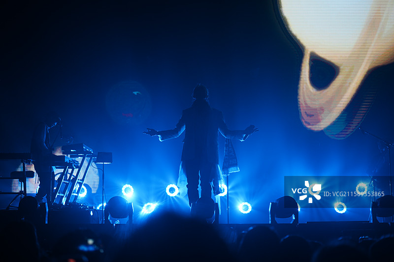 舞台演出，灯光、彩带与人物剪影图片素材