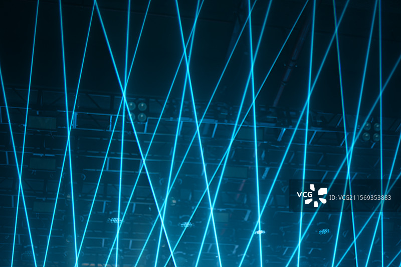 舞台演出，灯光、彩带与人物剪影图片素材