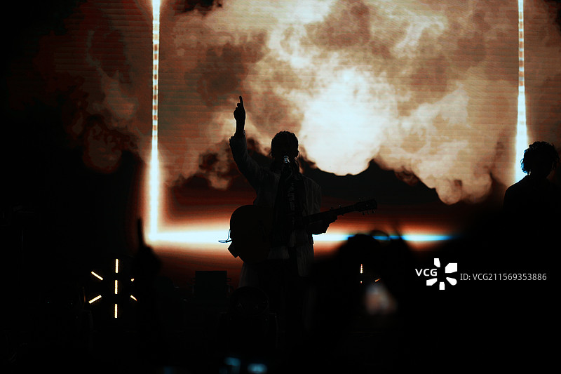 舞台演出，灯光、彩带与人物剪影图片素材