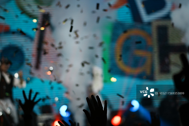 舞台演出，灯光、彩带与人物剪影图片素材