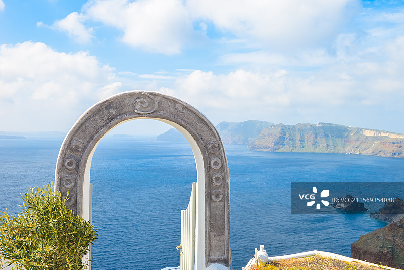 希腊圣托里尼岛伊亚镇的悬崖酒店圆形拱门与美丽海景图片素材