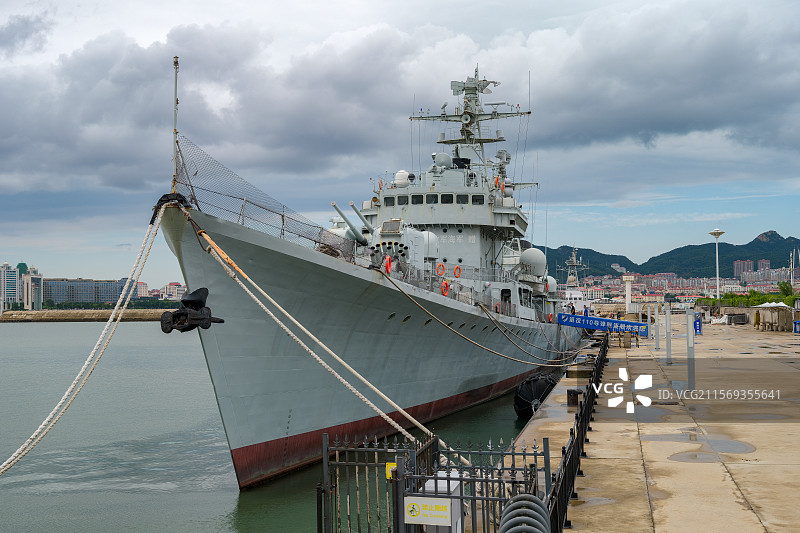 山东威海刘公岛码头-退役110导弹驱逐舰-登舰口图片素材