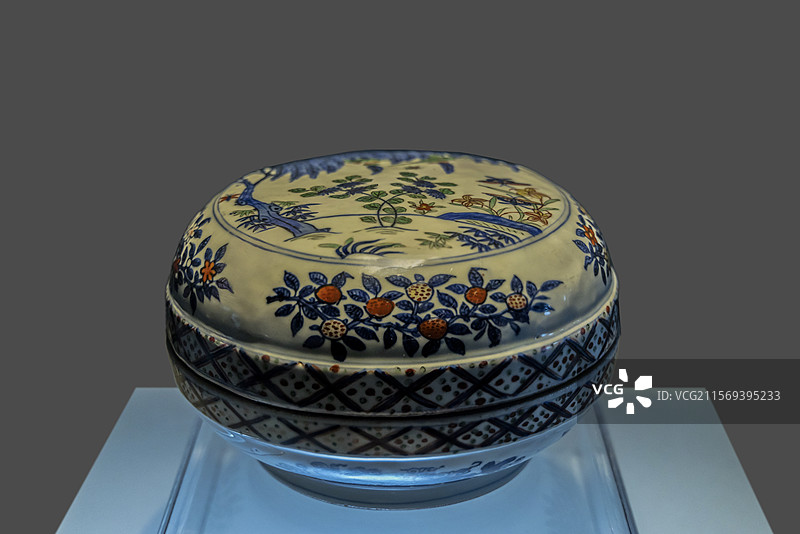 江苏省扬州博物馆“馆藏明清瓷器精品展”：五彩花鸟纹捧盒（明·万历）图片素材