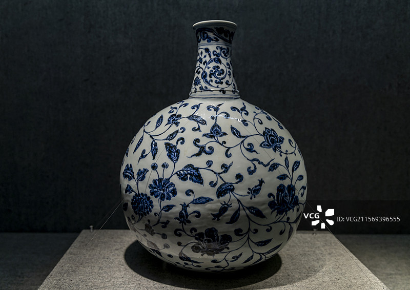 江苏省扬州博物馆“馆藏明清瓷器精品展”：青花缠枝莲纹扁壶（明·永乐）图片素材