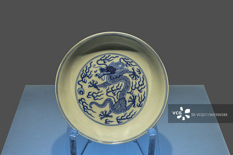 江苏省扬州博物馆“馆藏明清瓷器精品展”：青花云龙纹盘（清·嘉庆）图片素材
