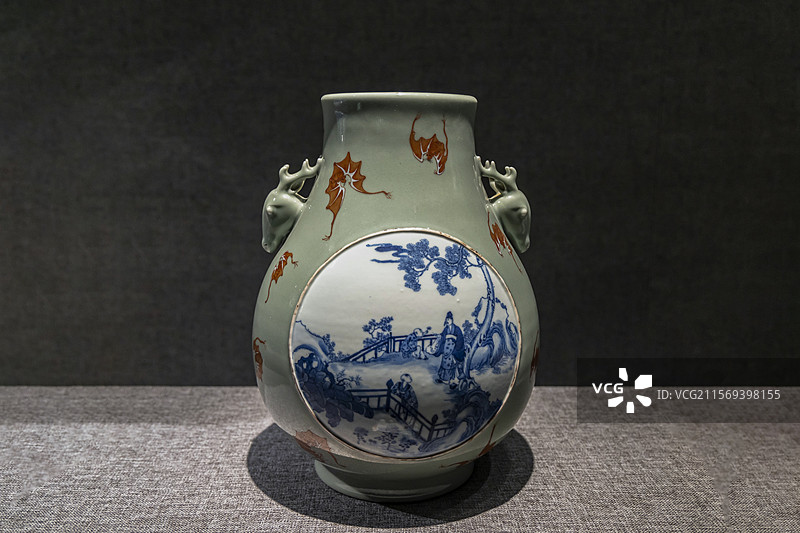 江苏省扬州博物馆“馆藏明清瓷器精品展”：豆青地青花开光人物纹鹿头尊（清·光绪）图片素材