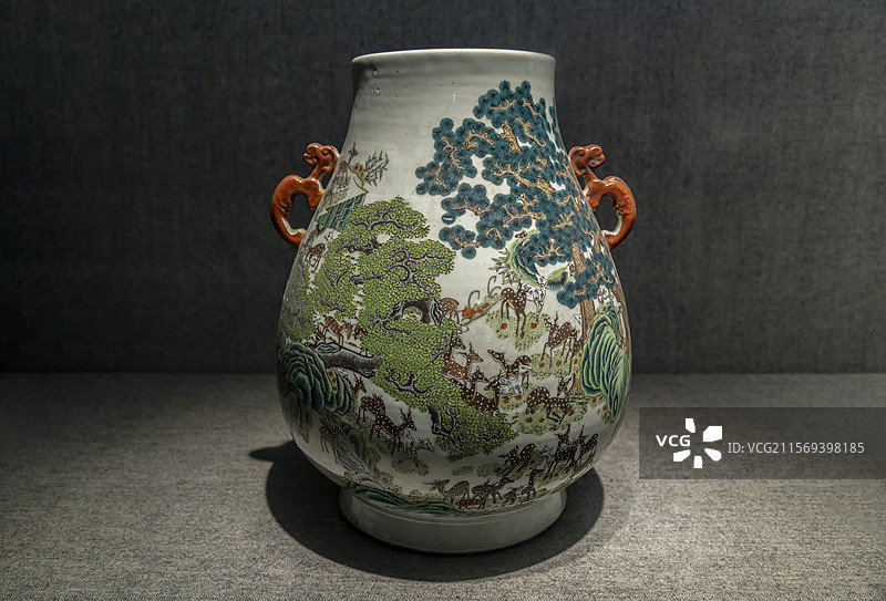 江苏省扬州博物馆“馆藏明清瓷器精品展”：粉彩螭耳百鹿尊（清·光绪）图片素材