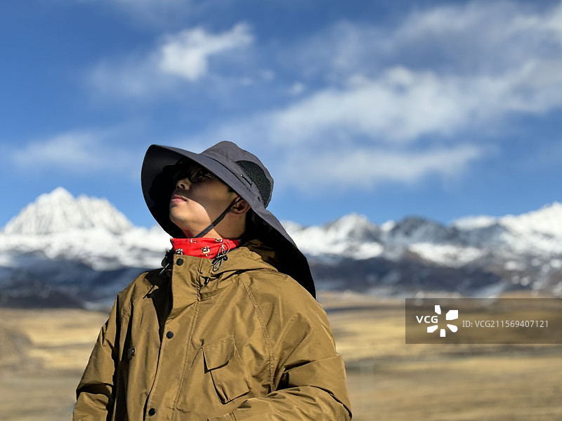 四川 甘孜 康定市 塔公镇 塔公草原 雪山 背景 人物 游客图片素材