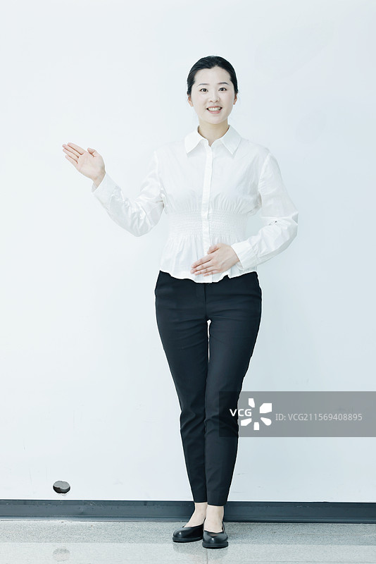 年轻的亚洲青年商务女士身着白色衬衫进行礼仪学习图片素材