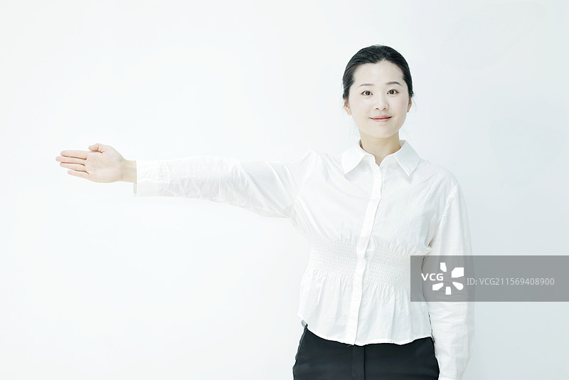 年轻的亚洲青年商务女士身着白色衬衫进行礼仪学习图片素材