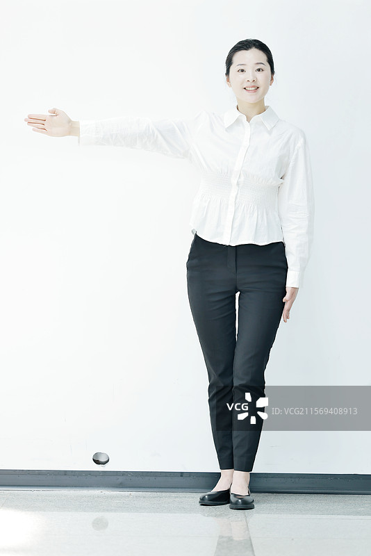 年轻的亚洲青年商务女士身着白色衬衫进行礼仪学习图片素材