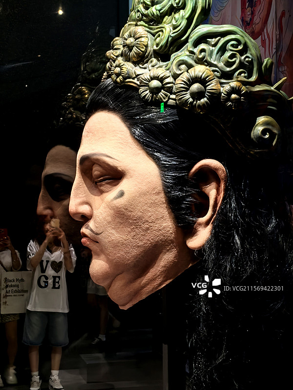 杭州黑神话悟空艺术展的灵吉普萨头雕塑图片素材