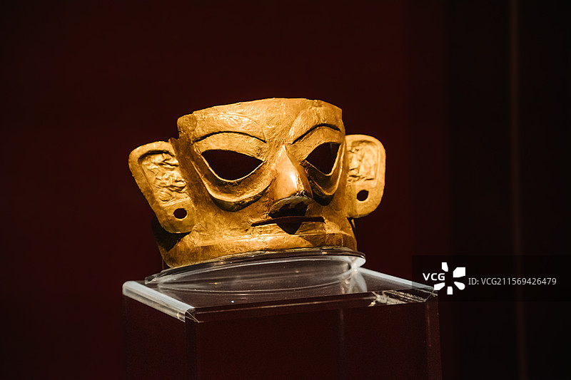 成都金沙遗址博物馆文物古董藏品商周大金面具，Chengdu jinsha China图片素材