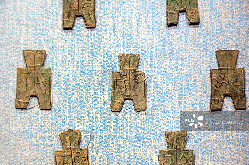 蔚县博物馆藏战国时期平首方足布币图片素材