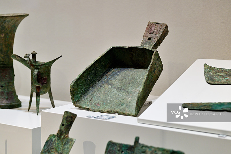 青铜器展台，晚商，商文明，1994年刘家庄北地M793出土，殷墟博物馆，河南安阳图片素材