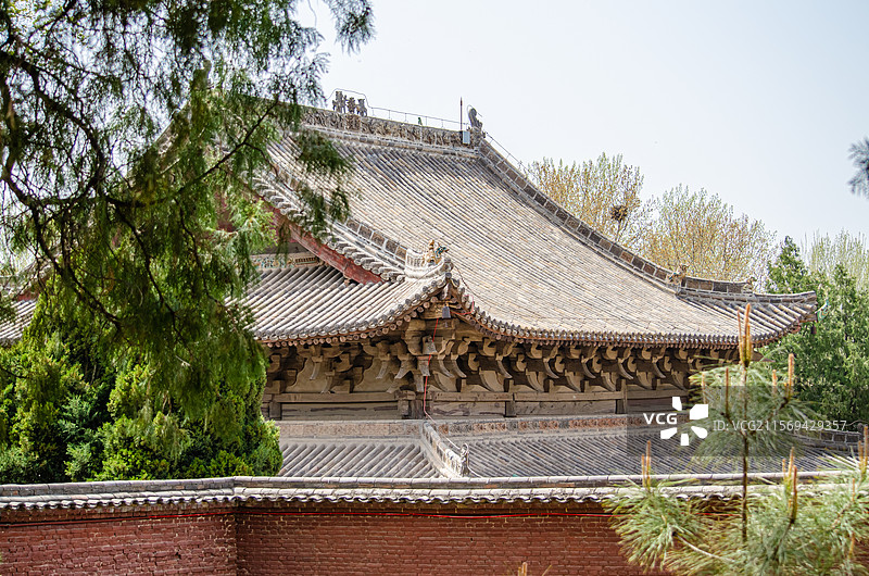 中国山西临汾洪洞县广胜寺旅游风景区，下寺前殿宫殿大殿露台花园和西边的水神庙屋脊，户外白昼无人图像摄影图片素材