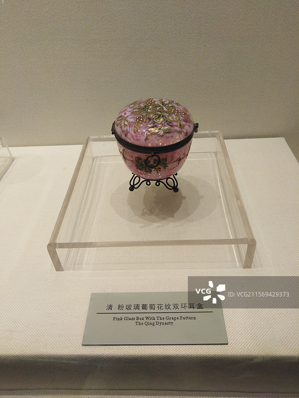 沈阳故宫-清粉玻璃葡萄花纹双环耳盒图片素材