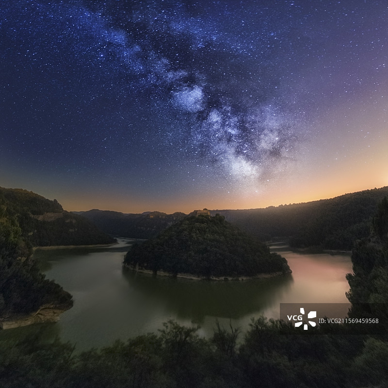 夜空下湖泊的美丽景色图片素材
