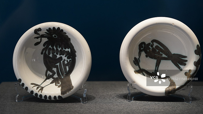 毕加索作品展《鸟与虫》《树枝上的鸟儿》图片素材