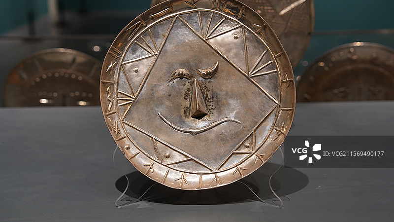 毕加索作品展银盘《几何形的脸》图片素材