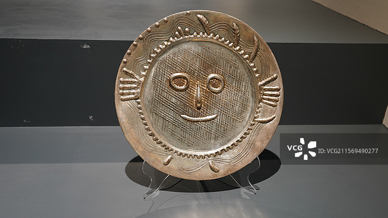 毕加索作品展银盘《脸与手》图片素材