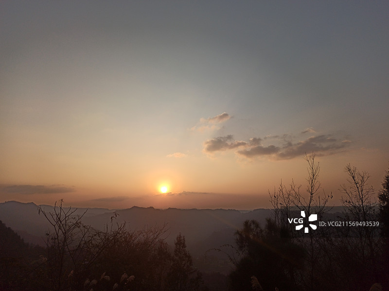夕阳余辉，映照着远山。拍摄于四川省巴中市平昌县乡村图片素材