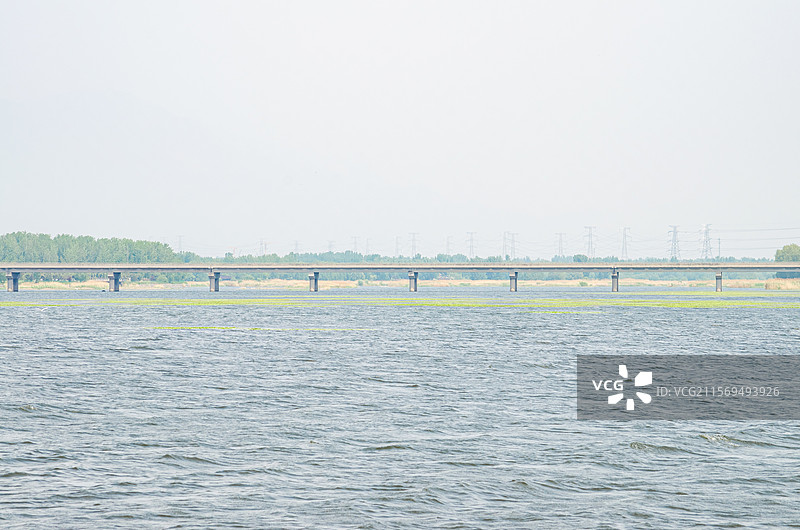 中国非都市风光拍摄主题，山东泰安大汶河景区大汶河特大桥汶口大桥和河流上的高架桥，户外白昼无人图像摄影图片素材