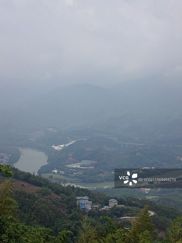 高山之上的畲族村落-华安县官畲村-七彩官畲图片素材