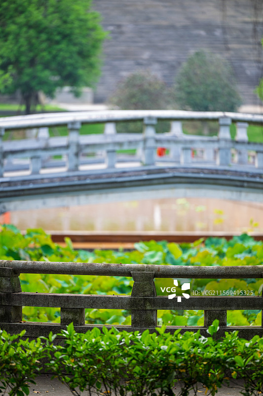 福州旗山万佛寺雨中古桥的静谧美景图片素材