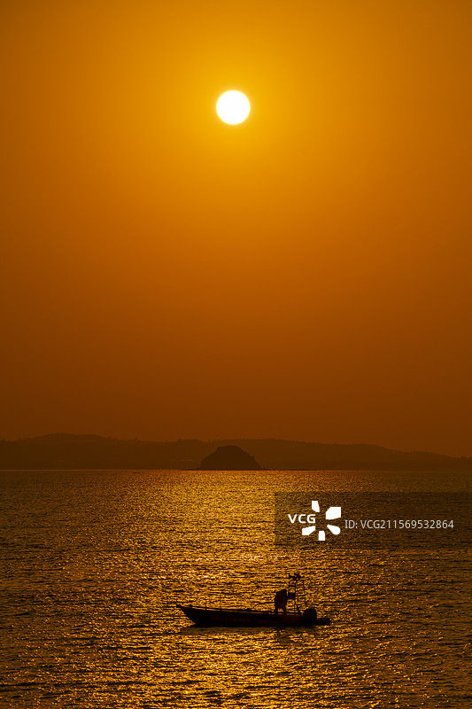 海面与橙色天空的美丽景色图片素材
